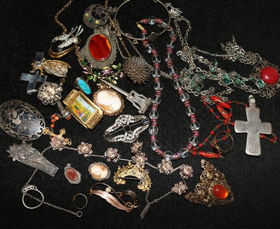 Tin of mixed jewellery